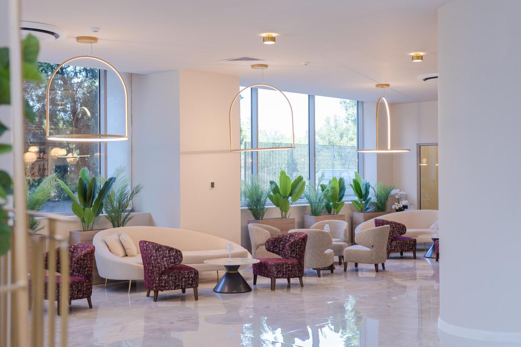 Ramada By Wyndham Bucharest Otopeni Airport Exterior foto