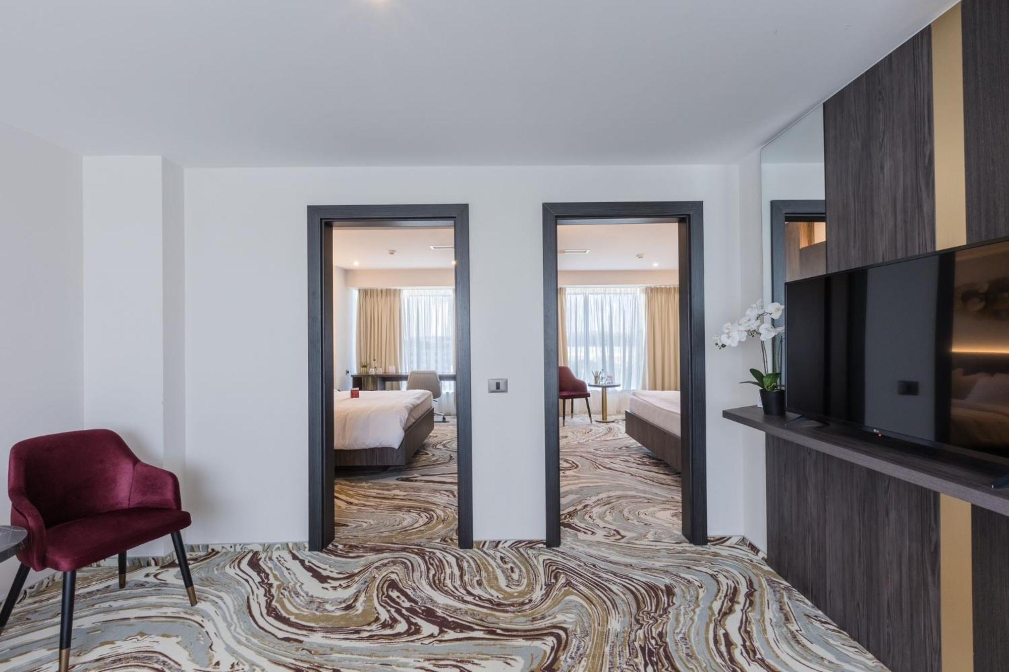 Ramada By Wyndham Bucharest Otopeni Airport Exterior foto