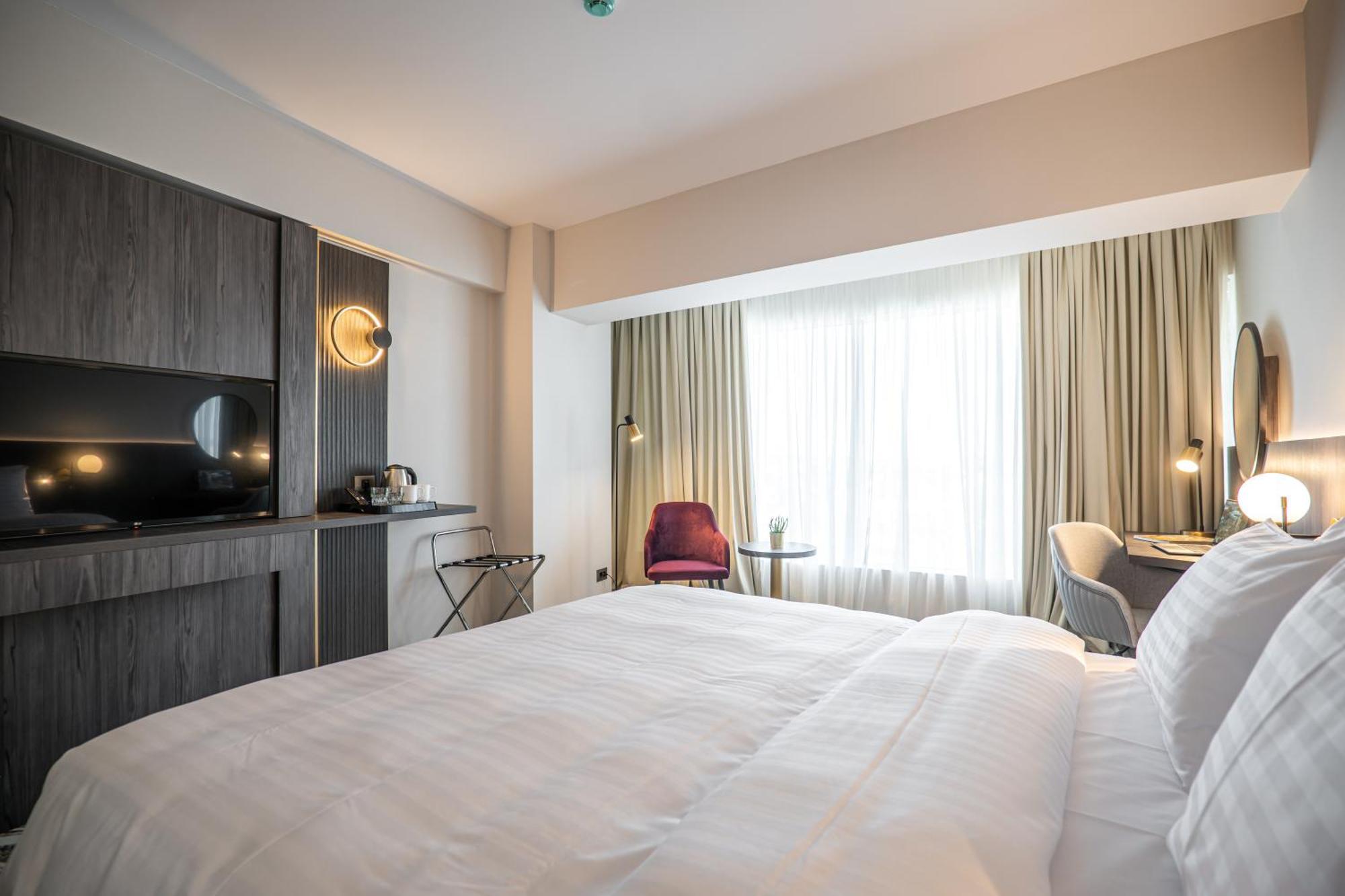 Ramada By Wyndham Bucharest Otopeni Airport Exterior foto