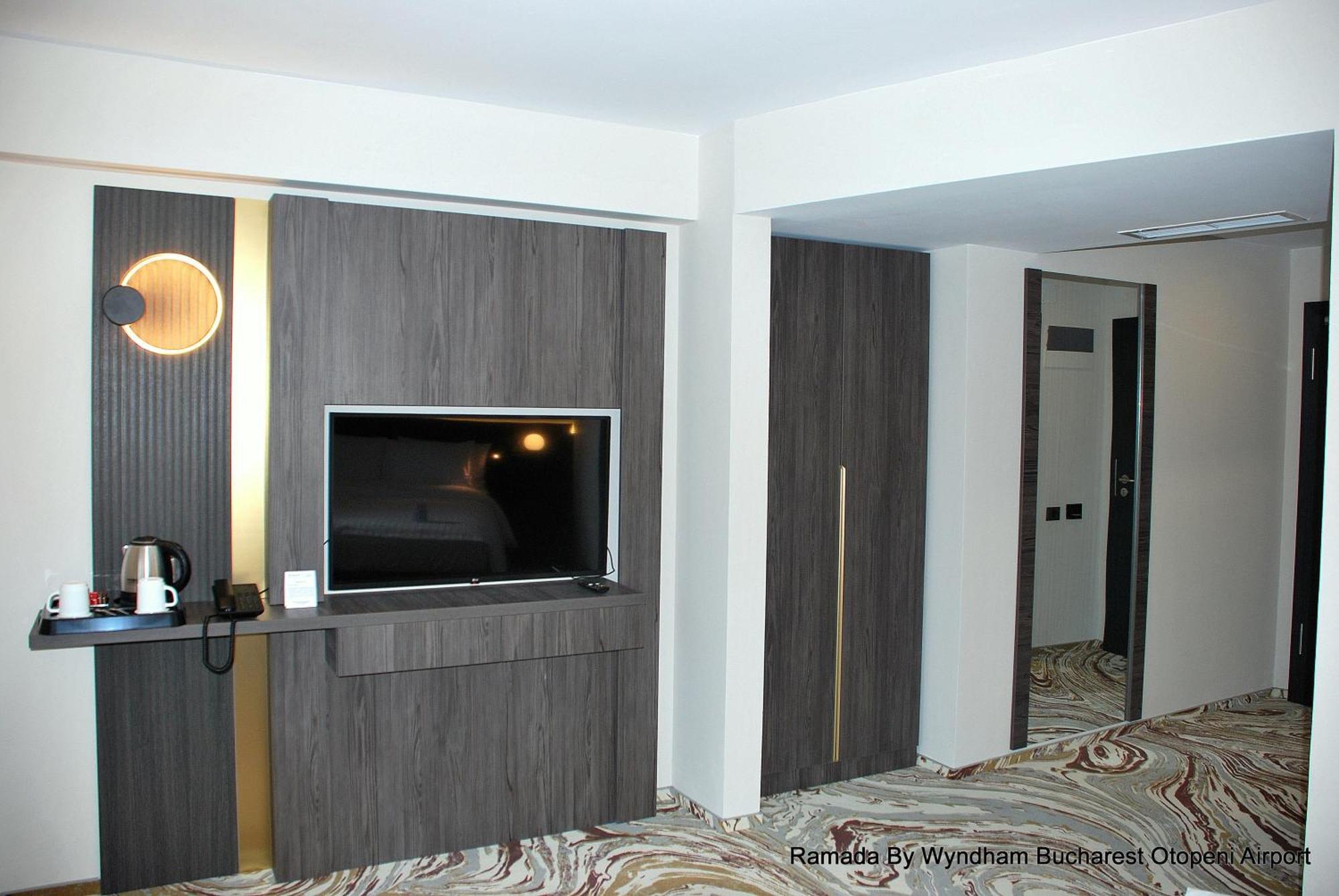 Ramada By Wyndham Bucharest Otopeni Airport Exterior foto