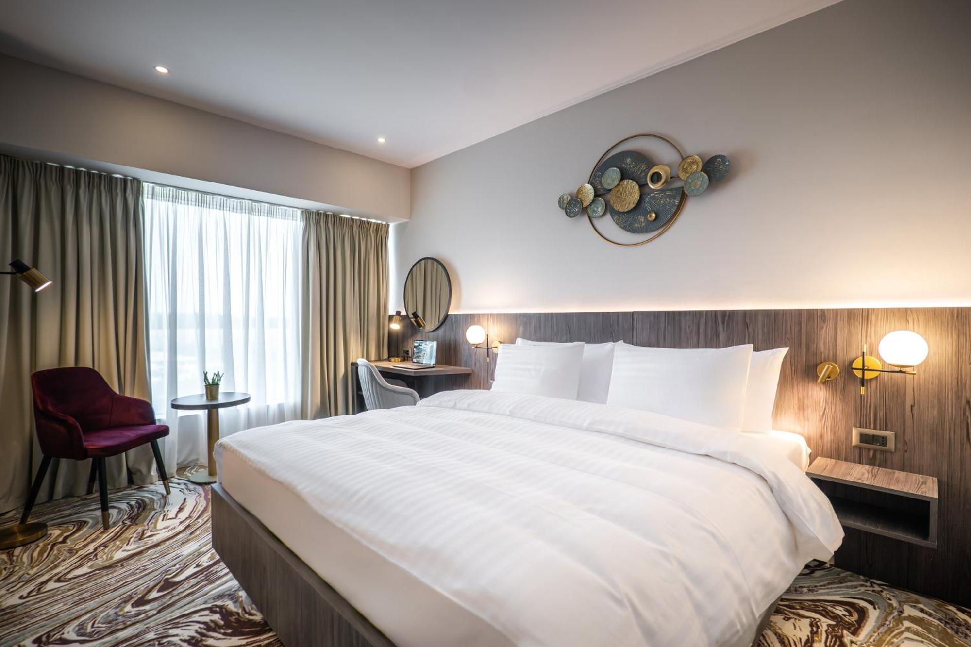 Ramada By Wyndham Bucharest Otopeni Airport Exterior foto