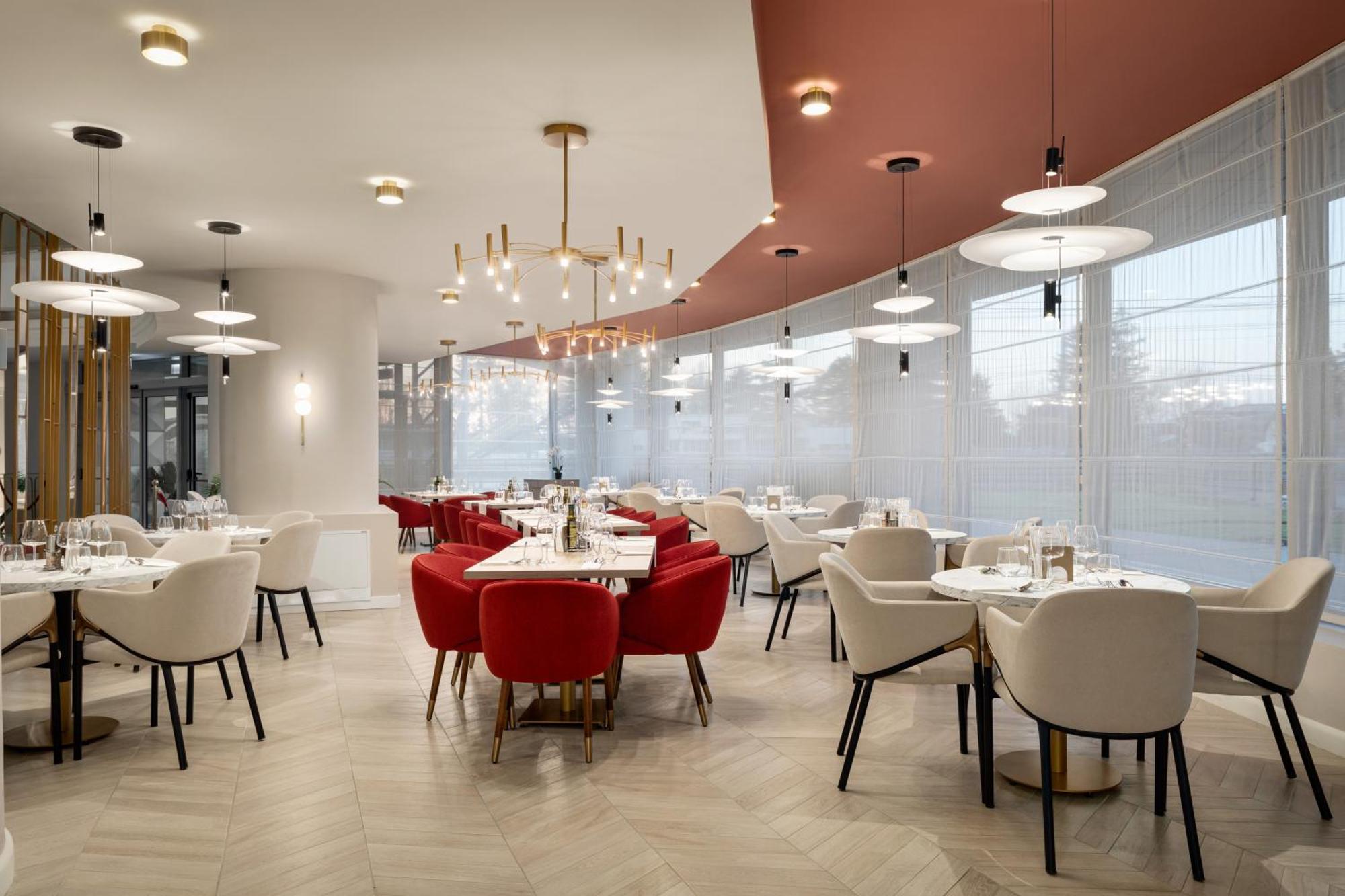 Ramada By Wyndham Bucharest Otopeni Airport Exterior foto
