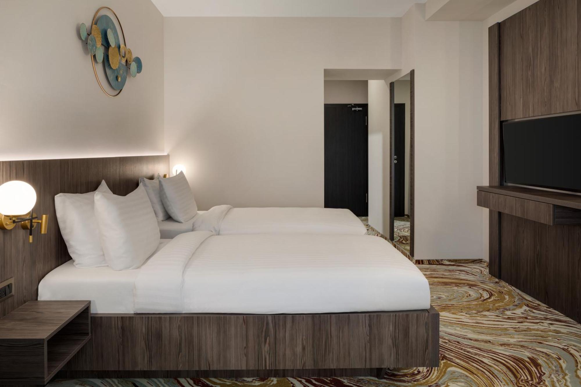 Ramada By Wyndham Bucharest Otopeni Airport Exterior foto