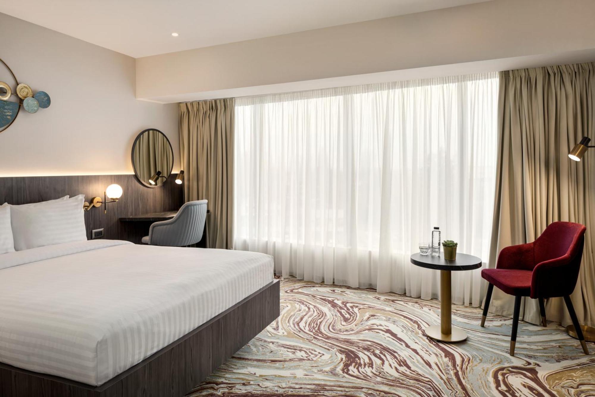 Ramada By Wyndham Bucharest Otopeni Airport Exterior foto