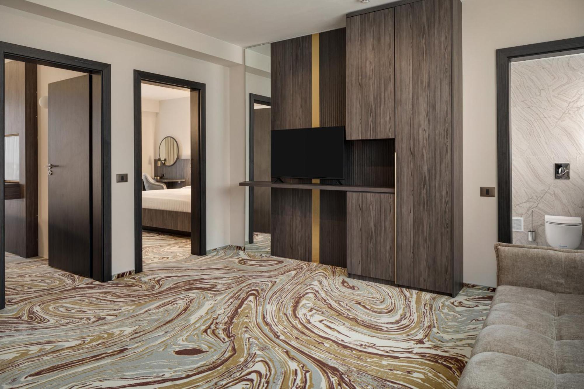 Ramada By Wyndham Bucharest Otopeni Airport Exterior foto