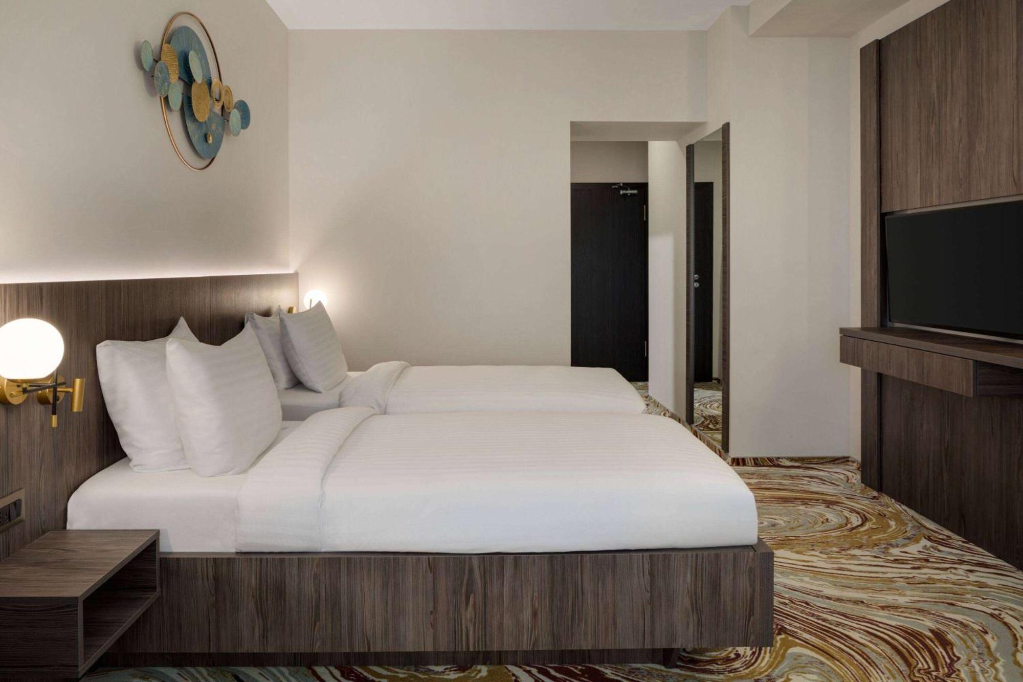 Ramada By Wyndham Bucharest Otopeni Airport Exterior foto