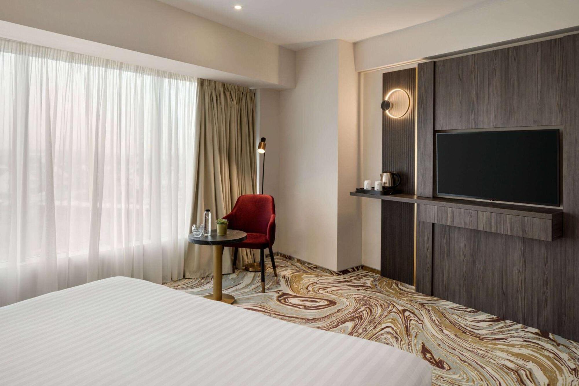Ramada By Wyndham Bucharest Otopeni Airport Exterior foto